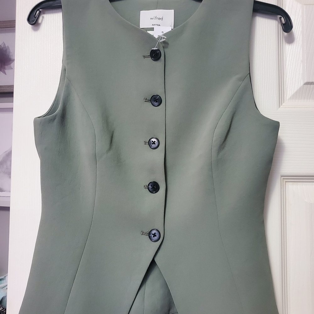 Wilfred Sleeveless Button-Up Top in Sage